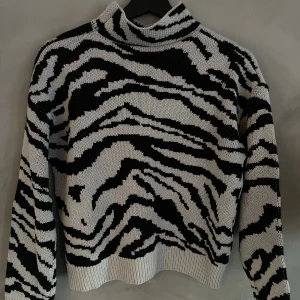 Tröja - Med hög hals. Strl xs/s