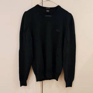 Pull over - Väldigt snygg Hugo Boss pull over. Storlek S. Gjord med 100% italenskt garn. Använd men som i oanvönt skick.