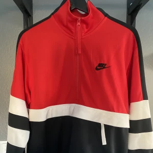 Nike tröja - En snygg och färgglad Nike Air tröja med en magficka. Storlek XS men passar mer S/M. Skick: 9/10, använd ytterst få gånger.  Bara att skriva vid minsta fundering🙌
