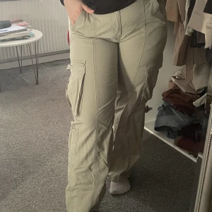 Cargo byxor - Säljer Köpta cargos byxor från hm i storlek 40 för ett tag sen. Inte använt. Skriv till vid intresse.