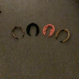 Hårband - Säljer 4 hårband i bra skick ( frakt ingår ej i priset)