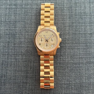 Michael Kors klocka - Väldigt fin Michael Kors klocka i rose guld. Aldrig använd, i ett oanvänt skick. 