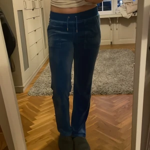 Juicy Couture Byxor - Säljer mina asfina blå juicybyxor eftersom de inte kommer till användning längre. Inget tecken på användning och de är i strl XS. Sitter perfekta på mig som är 168 cm. Nypris: 1200kr
