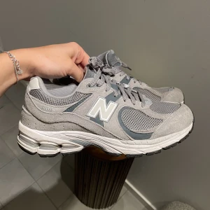 New balance - Säljer dessa nästan helt nya New balance 2002r. Använda ett fåtal gånger, så de är i nyskick! Storlek 39,5. Nypris 1800kr