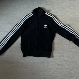 Adidas kofta - En vanlig adidas ofta.  Storlek: 36, dam Materialen är i god skick. Inga håll. Inga smuts fläckar utan helt ren.  Köpte det från en annan men har själv använt den alldrig.