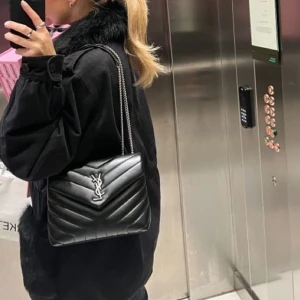 Ysl LOULOU BAG - funderar på att sälja min svarta ysl väska loulou modellen med silvriga detaljer, 25cm. Köptes för 9000kr av en tjej så kan inte garantera äktahetsbevis men är i mycket fint skick och ser ut precis som äkta. Säljer isåfall för 5000kr eller högsta bud! 