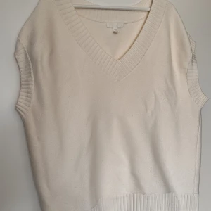 Vit väst från HM - Märke: HM Färg: vit Storlek: 36 