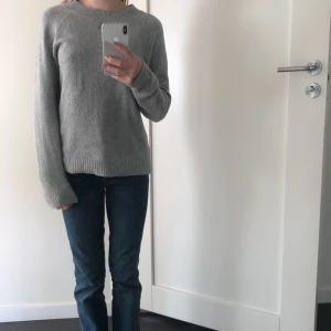 Stickad tröja  - Fin grå stickad tröja från Veromoda i storlek xs. Bra skick, knappt använt den. 50 kr + frakt, kan tänk mig att sänka priset.