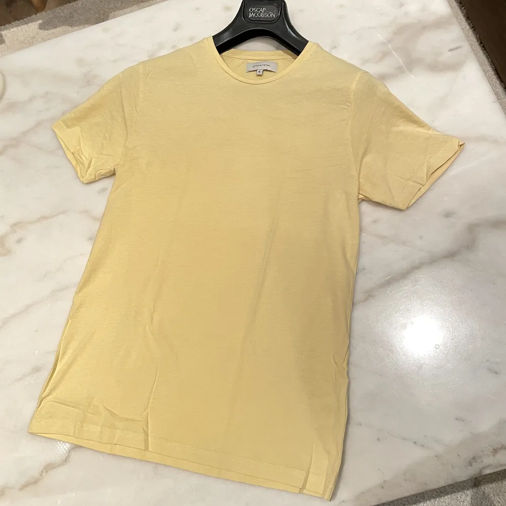 Fin mint-gul färg till sommaren. Färgen säljs inte längre. Sitter bra på kroppen och lagom tjock. . T-shirts.