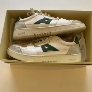 Axel Arigato A dice - Axel Arigato A Dice. Storlek 43. Endast använda ett fåtal gånger. Nypris 2100kr-finns inte i butik längre. Box ingår.