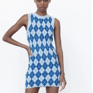 Klänning - En helt oanvänd klänning från zara med lappen kvar. Den är jättefin men kommer tyvärr inte till användning. Köpt för 299kr men säljer för 120kr💞