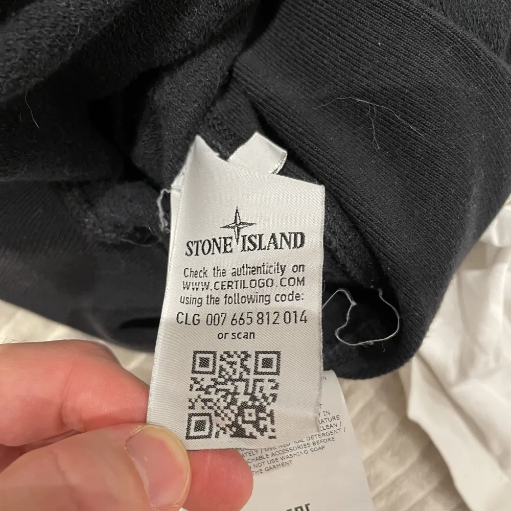 Svart Stone Island-tröja i använt skick. . Tröjor & Koftor.