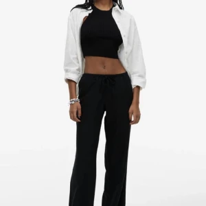 Linnebyxor  - Säljer dess linne byxor ifrån hm! jag har aldrig använt dom men har dock sytt om byxan nertill för att dom skulle bli längre! Passar någon mellan 165-175💖