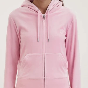 Rosa juicy tröja  - Säljer denna oanvända tröja från  juicy couture då den var för stor. Har kvar lapparna vid sidan om men inte på tröjan.   Men den sitter som en M 