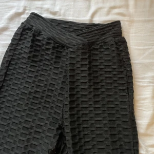 Träningstights  - Säljer dessa enormt stretchiga och sköna träningstightsen från shein då de inte kommer till användning längre. Byxorna är i bra skick få de används ett fåtal gånger! Skicka för fler bilder💖