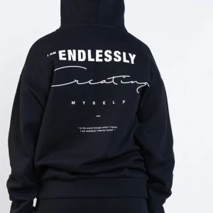Madlady hoodie - Super fin hoodie med text på ryggen ifrån madlady som ej går att köpa längre. Passar S/M och är lite oversize på mig som har xs/s. Metallen på snöret är lite skadade. Nypris 499kr🫶🏼