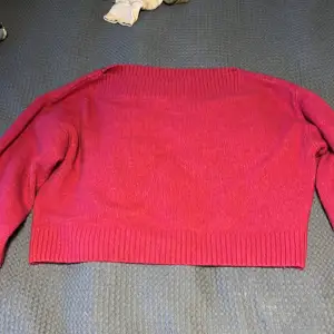 En stickad tröja i färgen lila/rosa, ser dock mer röd ut i kameran. I fint skick och är i storlek S