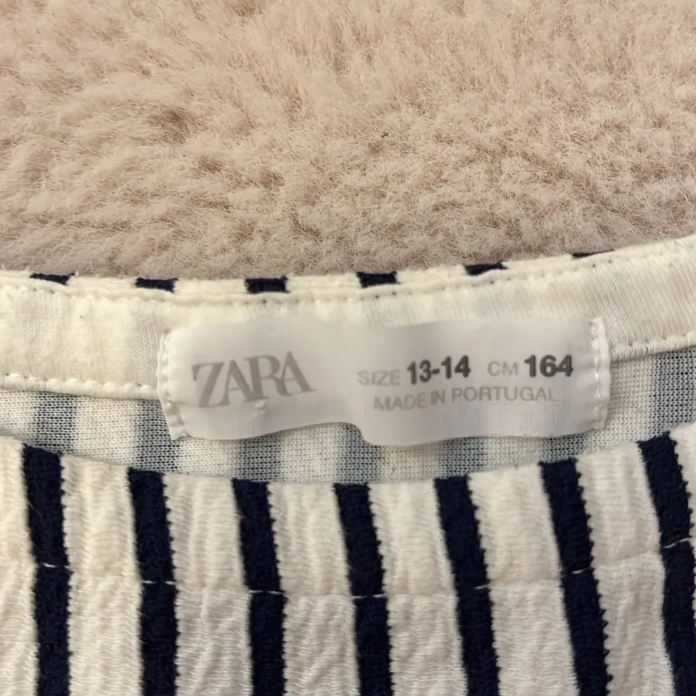 Randig blus/T-shirt från Zara i stolek 13-14/164. Funkar även för de som har XS/S i stolek. Blusar.