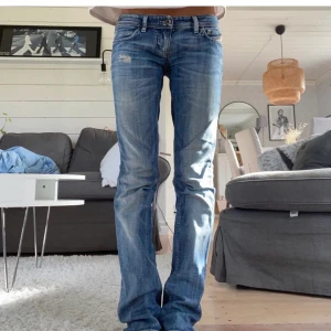 Diesel jeans - Så snygga raka diesel jeans, är köpta på Plick men säljer eftersom de inte kommer till användning längre. Har klippt en liten slits längst ner som inte syns på bilden, för att de ska ligga snyggare över skorna.🫶