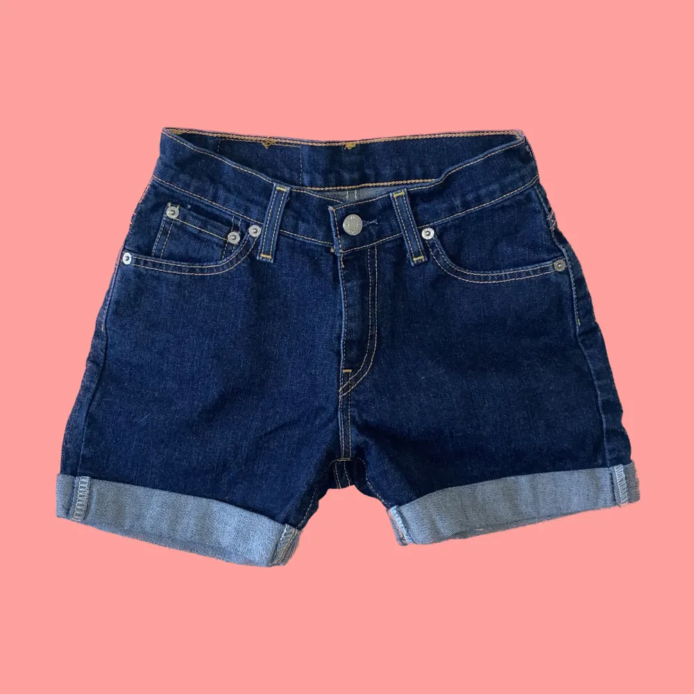 Köpta i en second hand butik, tyvärr visade sig för små. Är säker på att de är avklippta jeans . Shorts.