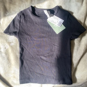Topp - Söt svart topp från H&M med lappen kvar, (rensar gaderob).      Frakt tillkommer 💕