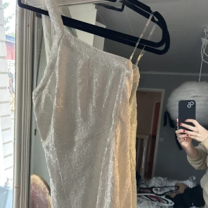 Klänning  - Aldrig använd. Storlek S