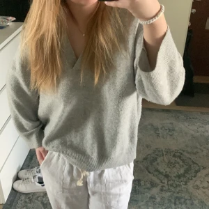 Stickad tröja - Väldigt fin stickad tröja som är lite för stor på mig☺️