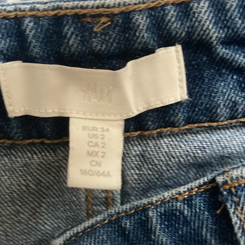 Jättesköna och lösa Highwaistbyxor, knappt använda. Säljer pga inte används längre. Jeans & Byxor.