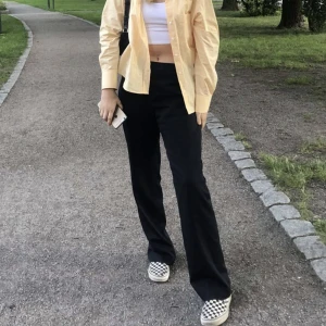 Kostymbyxor - Kostymbyxor, storlek 42 men mer som 38/40, lågmidjade, mörkblå men upplevs som svart