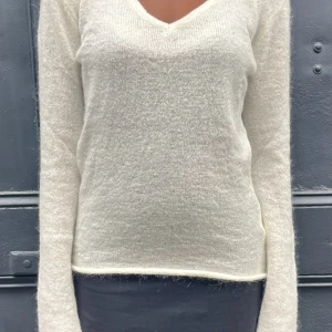 Brandy Melville stickad tröja - Säljer denna så fina tröja från brandy Melville då den inte kommit till användning. Originalpris var 385 kr. Priset kan diskuteras. Jag har provat den men lappen är kvar.😻🩷