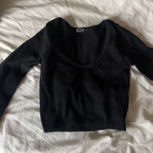 svart långärmad magtröja  - en svart långärmad lite kortare tröja 💕💕köparen står för frakten 