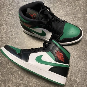 Jordan 1 Mid Green Toe - Jordan 1 Mid Green Toe Skick: 9.9/10 (endast testade 1 gång, ingen og meföljer endast skorna) Storlek: 43 Pris: 1400