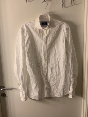 Hansen & Jacob skjorta  - En oanvänd Hansen & Jacob skjorta, nypris 1799kr. Fick den som present men tyvärr liten på mig, köparen står för frakt 😃