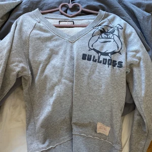 sweatshirt - Säljer denna tröja från jack and jones som är assnygg!