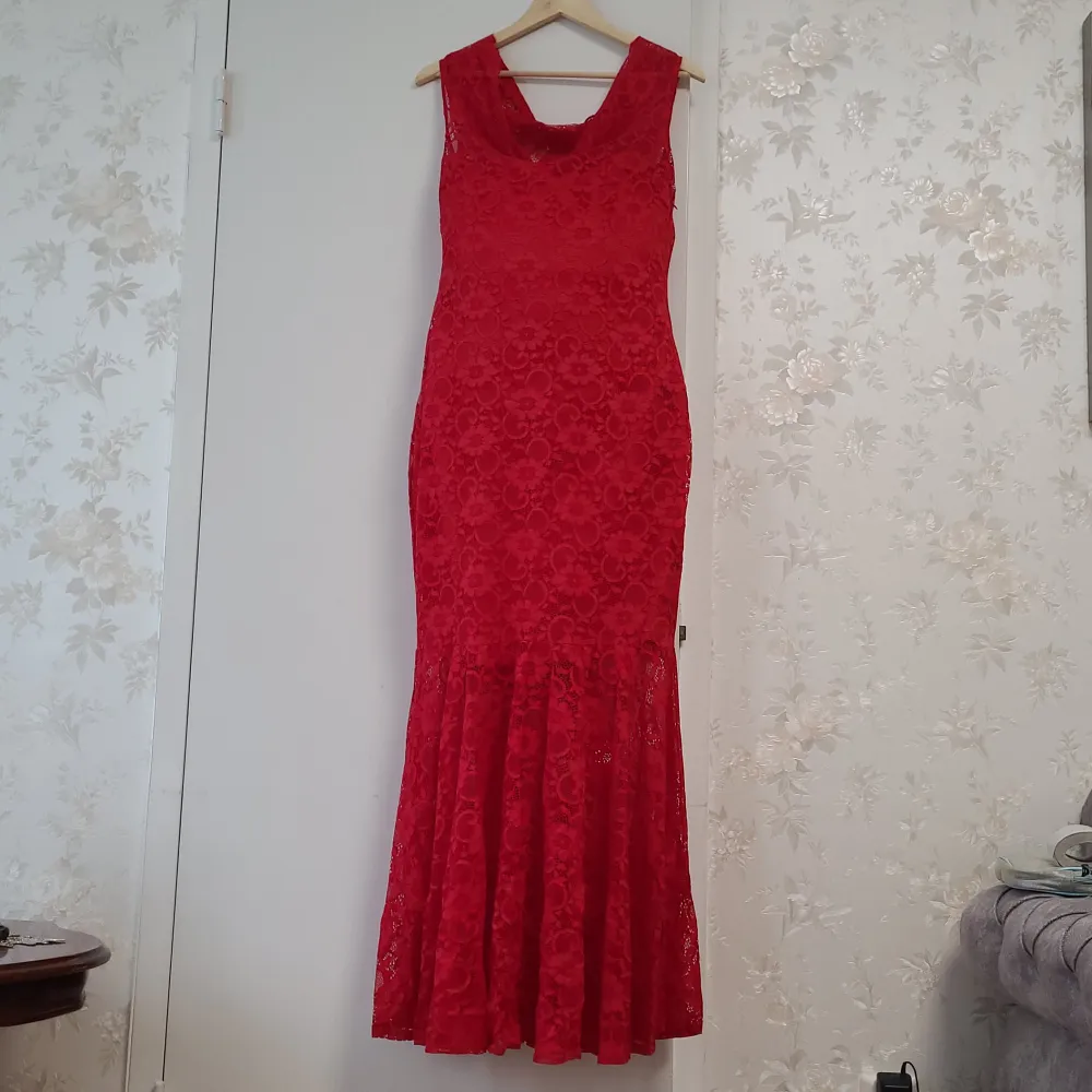 Röd klänning, ny skick med prislapp i storlek 40/42. Klänningar.