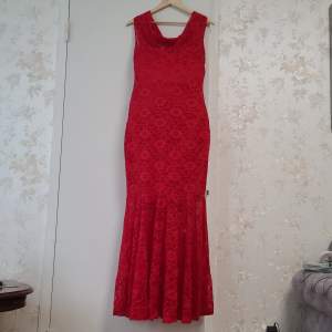 Röd klänning, ny skick med prislapp i storlek 40/42