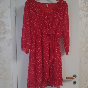 Helt ny sommarklänning - Oanvänd, nytt skick. Röd med prickar i storlek L 