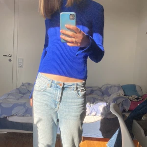 Blå långärmad tröja - Säljer denna blåa tröjan från Gina Ticot i storlek M. Säljer eftersom den inte kommer till användning.