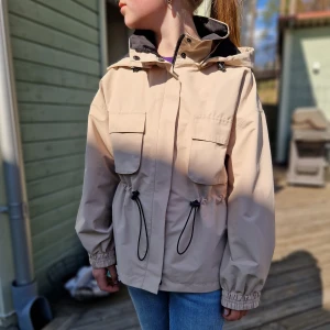 Gina young - Parkas jacka  - Jättefin jacka i parkas modell. Nyskick, perfekt vår och sommarjacka. 