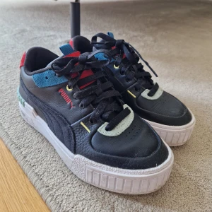 Puma sneakers  - Riktigt coola puma sneakers, så gott som oanvända. Storlek 36  