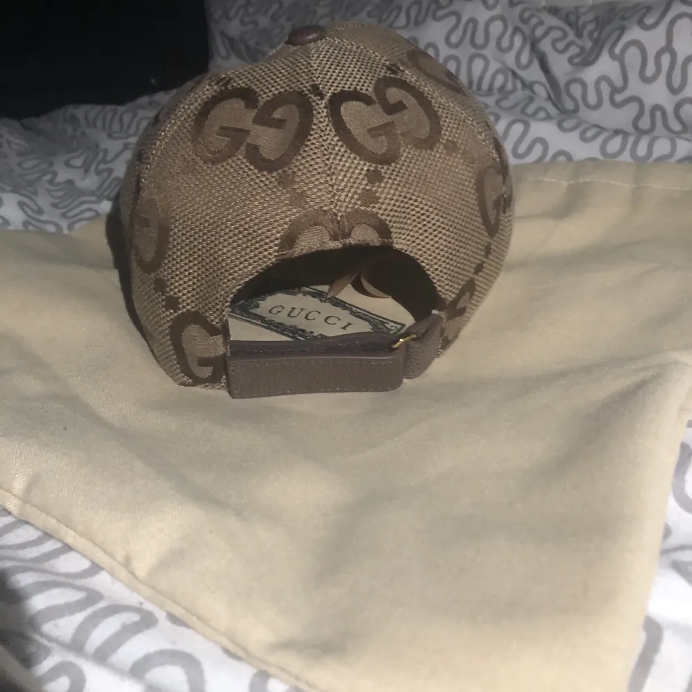 Säljer min Jumbo GG canvas baseball hat. Fick den i present men det var fel storlek och det fanns inget kvitto på den. Har inte använt den alls förutom precis när jag fick den. Den är storlek M/57cm med justerbart spänne. Kan frakta eller mötas i Hudik. Accessoarer.