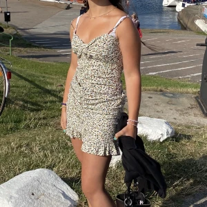 Zara klänning  - Säljer denna klänning från zara som inte går att köpa längre. Köptes för 2 år sen men har endast används vid fåtal tillfällen därav inga defekter! Fraktar och möts i sthlm📦🛍️🙏🏼💕