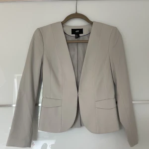 Kavaj H&M - Grå kavaj från H&M, strl 36.