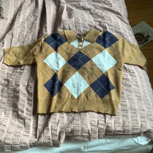 Superfin kortärmad piké tröja som aldrig är använd från cider!! Nypris: 459