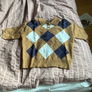 Kortärmad piké tröja - Superfin kortärmad piké tröja som aldrig är använd från cider!! Nypris: 459