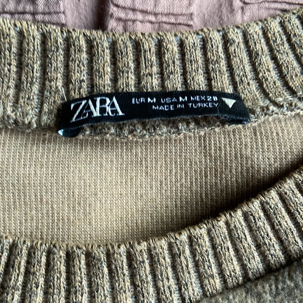 Säljer denna helt vanliga långärmade tröjan ifrån Zara!! Använd ca. 2ggr. Nypris:399. Tröjor & Koftor.