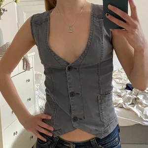 Topp - Skitsnygg topp som jag sytt in vid sidorna (se bild). Sitter som en smäck men har fler liknande därför säljer jag. Endast använd en gång