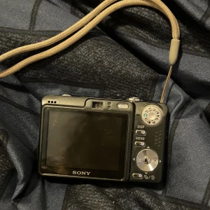 Digitalkamera  - En 2007 digitalkamera ifrån Sony. Laddare och minneskort följermed (andra sladdar finns också med). Bra att ha inför sommaren.  