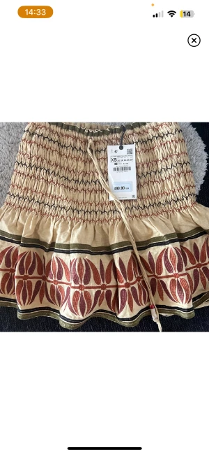 Zara kjol med prislapp på  - Zara kjol värde 499 säljer för 250 prislapp är kvar och är endast testad (nyskick)