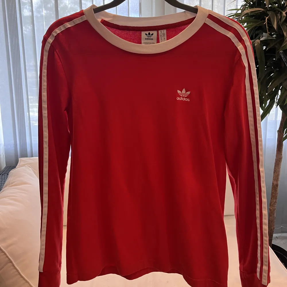 Röd/vit adidas tröja i storlek S. Använd ett fåtal gånger. . Tröjor & Koftor.
